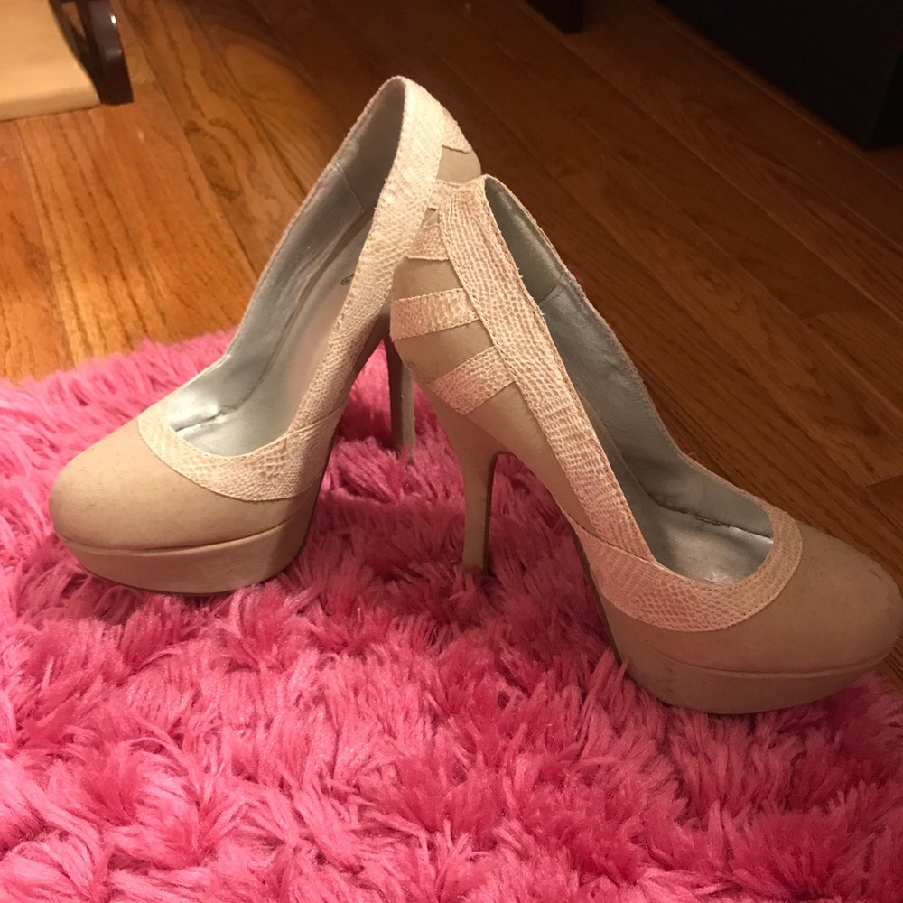 HEELS 👠 SIZE 61/2